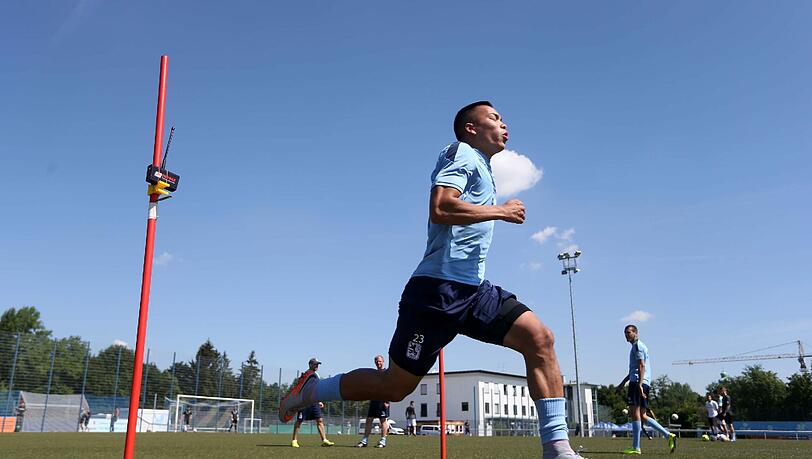 Schwitzen in der Vorbereitung: Löwen-Trainer Torsten Fröhling ließ seine Mannschaft beim Vormittagstraining am Dienstag sprinten. Schwitzen in der Vorbereitung: Löwen-Trainer Torsten Fröhling ließ seine Mannschaft beim Vormittagstraining am Dienstag sprinten.
