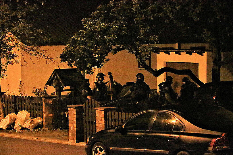 Ein bewaffneter Mann hielt den kleinen oberfränkischen Ort Reundorf am Sonntag in Atem - die Bilder vom SEK-Einsatz.