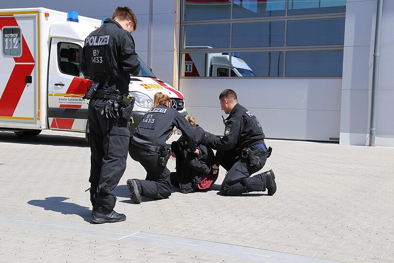 Feuer, Kunstblut und falsche Attentäter: Die Bilder vom Übungswochenende des MKT gibt's hier zum Durchklicken.