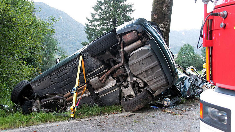 Aus dem Wrack des BMW konnte die 39-Jährige nur noch tot geborgen werden. Das Auto war frontal gegen den Baum geprallt.