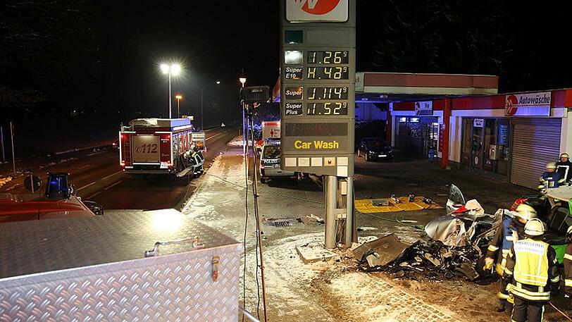 Das Auto ist nach dem Unfall vollkommen zerstört, der Fahrer schwer verletzt. Die Bilder aus Traunreut.
