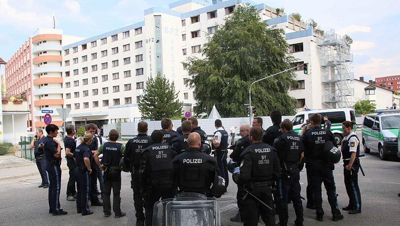Einsatzkräfte der Polizei vor der Asylbewerberunterkunft in Waldkraiburg. Einsatzkräfte der Polizei vor der Asylbewerberunterkunft in Waldkraiburg.