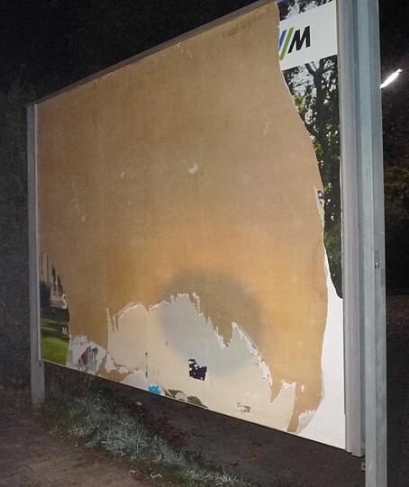 Auf der Werbetafel wurde ein drei mal drei Meter großes Werbeplakat abgeschabt.
