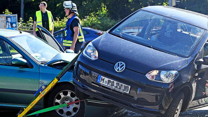 Während der Unfallaufnahme und der Aufräumungsarbeiten kam es auf der B304 für knapp drei Stunden in beiden Richtungen zu erheblichen Staus.