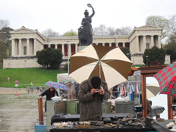 2000 Aussteller, 20000 erwartete Besucher: Am Samstag findet auf der Theresienwiese wieder der größte Flohmarkt Bayerns statt. Die ersten Flohmarktverkäufer trotzen Regen und Kälte und haben sich schon die besten Plätze gesichert. Die AZ zeigt die besten Bilder!