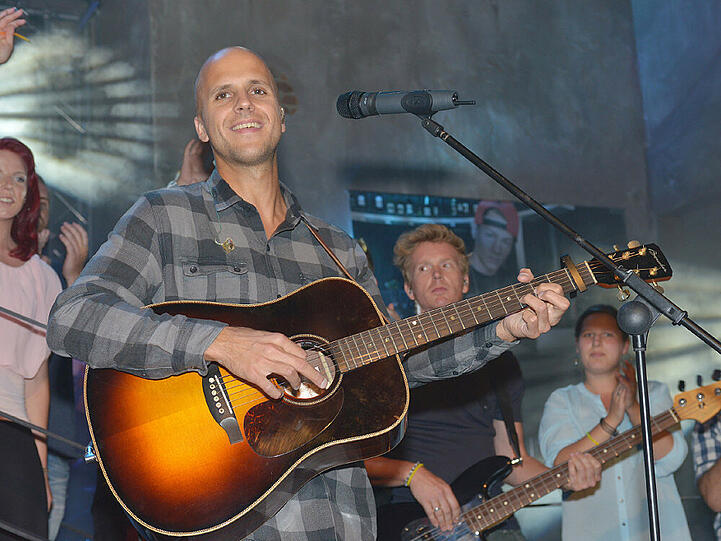 Der international erfolgreiche Sänger und Songwriter Milow gibt ein Konzert im Mauerwerk