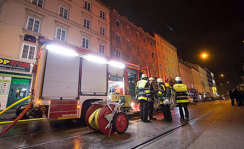Die Feuerwehr vor dem Wohnhaus in der Dachauer Straße.