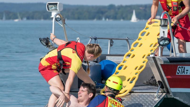 DLRG-Mitglieder nehmen auf einem See mit einem Boot an einer Übung teil. Foto: Peter Kneffel/dpa/Archivbild DLRG-Mitglieder nehmen auf einem See mit einem Boot an einer Übung teil. Foto: Peter Kneffel/dpa/Archivbild