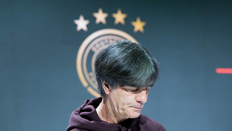 Vier Sterne - einer davon ist seiner! Trotzdem herrscht bei Löws letzter Pressekonferenz als Bundestrainer eine traurige Abschiedsstimmung. Vier Sterne - einer davon ist seiner! Trotzdem herrscht bei Löws letzter Pressekonferenz als Bundestrainer eine traurige Abschiedsstimmung.