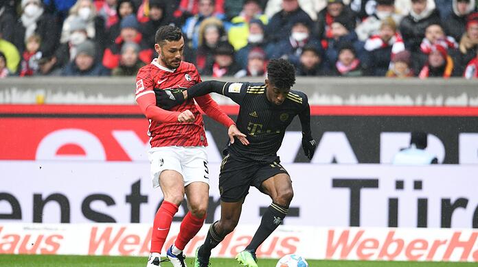 Bayerns Kingsley Coman (r.) hatte sich bei seiner geplanten Auswechslung in Freiburg zunächst nicht angesprochen gefühlt.