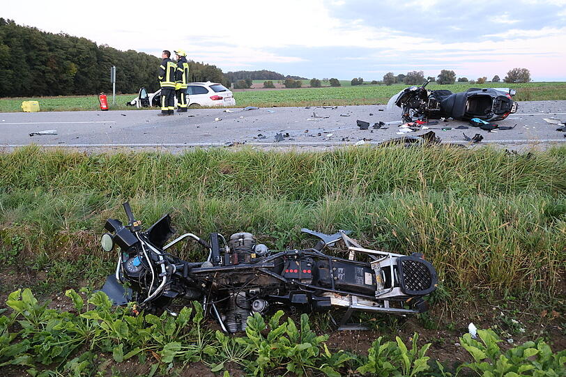 Bei einem Unfall zwischen mehreren Motorrädern und einem Auto in Geiselhöring verstarb ein Biker.