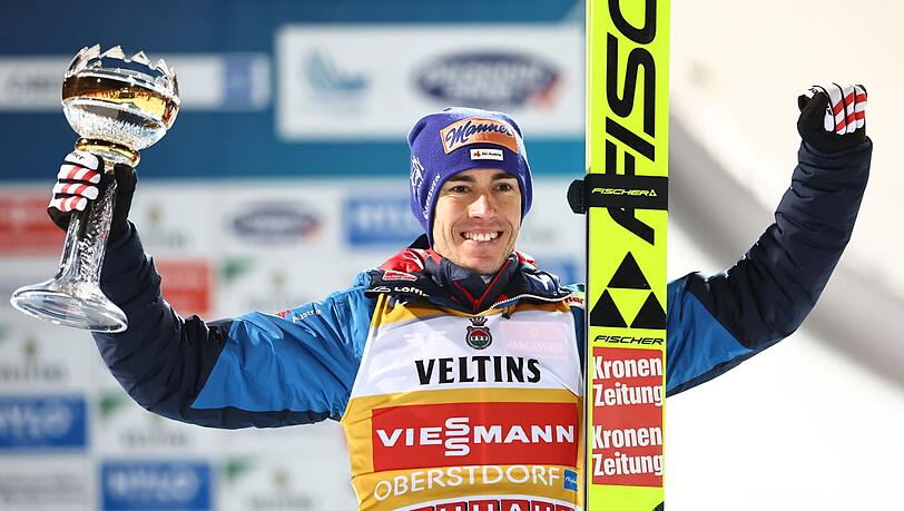 Stefan Kraft aus Österreich freut sich bei der Siegehrung über seinen dritten Platz.