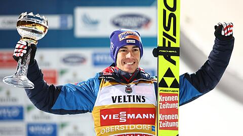 Stefan Kraft aus Österreich freut sich bei der Siegehrung über seinen dritten Platz.