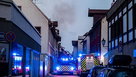 Über eine mögliche Ursache des Großbrandes konnte die Polizei und Feuerwehr noch keine Angaben machen.