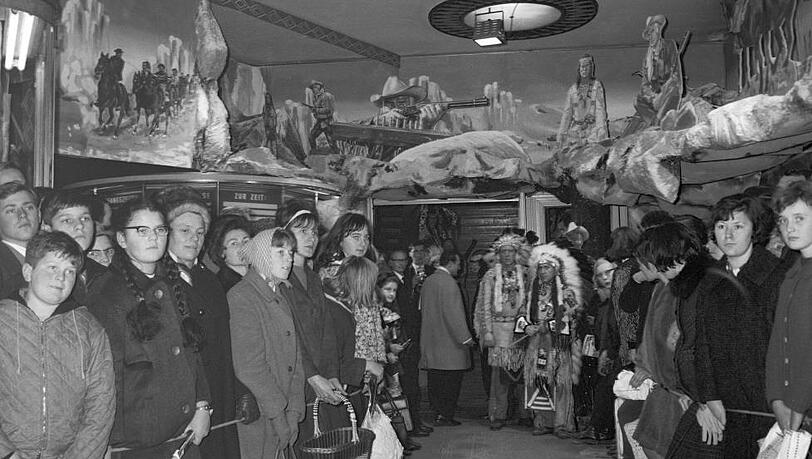 Viele Karl-May-Filme hatten im Mathäser Filmpalast Urauführung, wie hier "Unter Geiern" 1964 Viele Karl-May-Filme hatten im Mathäser Filmpalast Urauführung, wie hier "Unter Geiern" 1964