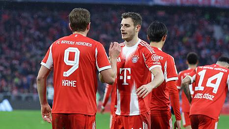 Ganz wichtiger Teamspieler beim FC Bayern: Josip Stanisic (r.).