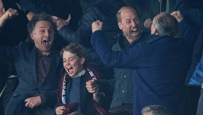Prinz William und Prinz George sind große Fußballfans. Prinz William und Prinz George sind große Fußballfans.