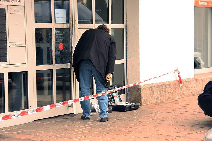 Der Täter überfiel eine Sparkassenfiliale und erbeutete mehrere zehntausend Euro.