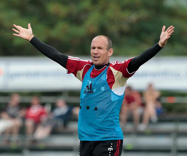 Neue Bilder aus dem Trainingslager der Bayern: Ribéry ist wieder am Ball und Neuer nimmt die Hürden