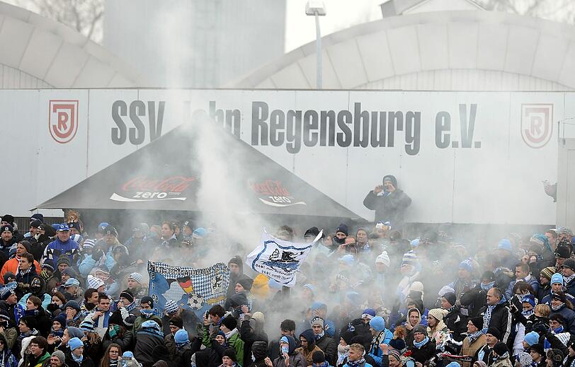 Unschöne Szenen in Regensburg. Aufgrund von Bengalos muss die Partie kurzzeitig unterbrochen werden. Aushilfs-Kapitän Daniel Bierofka muss den Fanblock beruhigen. Die Bilder zum durchklicken.