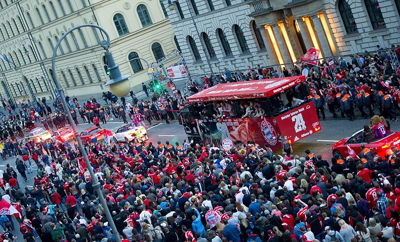 Die Bayern-Stars auf dem Weg zum Rathaus. So feiern die Stars bereits auf dem Weg vom Stadion in die Innenstadt. Die Bilder vom Fan-Truck.