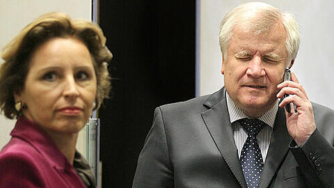Wie lange steht Horst Seehofer noch hinter seiner Staatskanzleichefin?