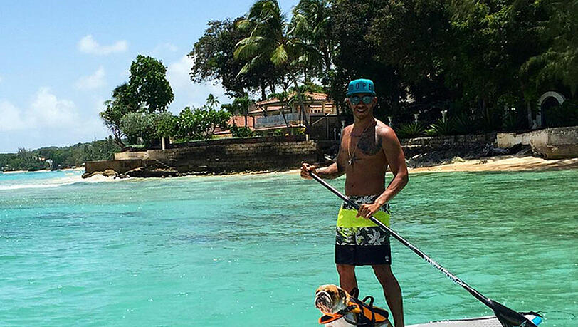 Lewis Hamilton und Coco beim Surfen Lewis Hamilton und Coco beim Surfen