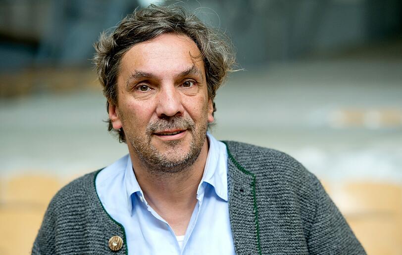 Christian Stückl, Intendant des Münchner Volkstheaters: &bdquo;Ich werde immer Shakespeare inszenieren, weil ich unglaublich davon begeistert bin, wie Shakespeare uns Menschen sieht. Nur ihm ist es gelungen, all unsere Widersprüche, unser irrationales Verhalten, unsere Zerrissenheit, unsere seelische Verletzlichkeit aufs Papier zu bringen. In seinen Stücken wird klar: Wir Menschen haben uns nicht im Griff, wir sind Getriebene, von Träumen und rätselhaften Impulsen gesteuert paradoxe Wesen.&ldquo;