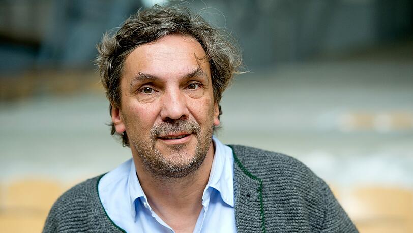 Christian Stückl, Intendant des Münchner Volkstheaters: „Ich werde immer Shakespeare inszenieren, weil ich unglaublich davon begeistert bin, wie Shakespeare uns Menschen sieht. Nur ihm ist es gelungen, all unsere Widersprüche, unser irrationales Verhalten, unsere Zerrissenheit, unsere seelische Verletzlichkeit aufs Papier zu bringen. In seinen Stücken wird klar: Wir Menschen haben uns nicht im Griff, wir sind Getriebene, von Träumen und rätselhaften Impulsen gesteuert paradoxe Wesen.“ Christian Stückl, Intendant des Münchner Volkstheaters: „Ich werde immer Shakespeare inszenieren, weil ich unglaublich davon begeistert bin, wie Shakespeare uns Menschen sieht. Nur ihm ist es gelungen, all unsere Widersprüche, unser irrationales Verhalten, unsere Zerrissenheit, unsere seelische Verletzlichkeit aufs Papier zu bringen. In seinen Stücken wird klar: Wir Menschen haben uns nicht im Griff, wir sind Getriebene, von Träumen und rätselhaften Impulsen gesteuert paradoxe Wesen.“