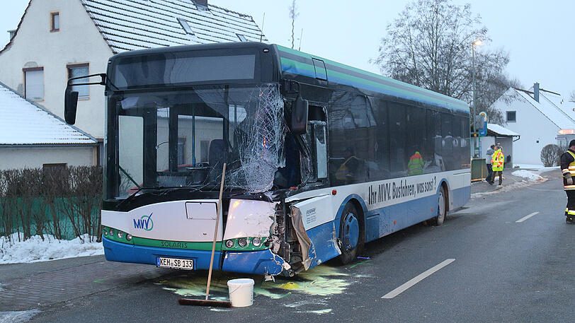 Die VW-Fahrerin war von der Straße abgekommen und in den Bus geprallt.
