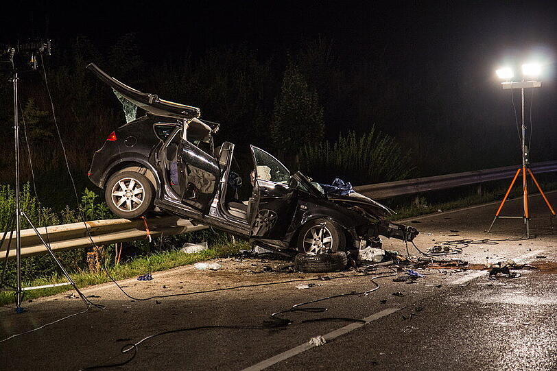 Auf der B20 bei Feldkirchen kollidierten am Sonntagabend zwei Autos. Ein Mann erlag noch an der Unfallstelle seinen Verletzungen, zwei weitere wurden schwer verletzt.