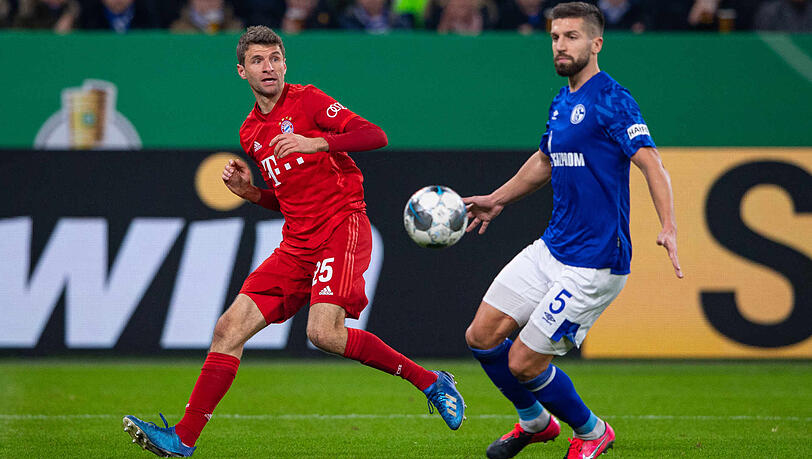 Thomas Müller (l.) spielte auf Schalke im Sturm – und blieb dabei wirkungslos. Thomas Müller (l.) spielte auf Schalke im Sturm – und blieb dabei wirkungslos.