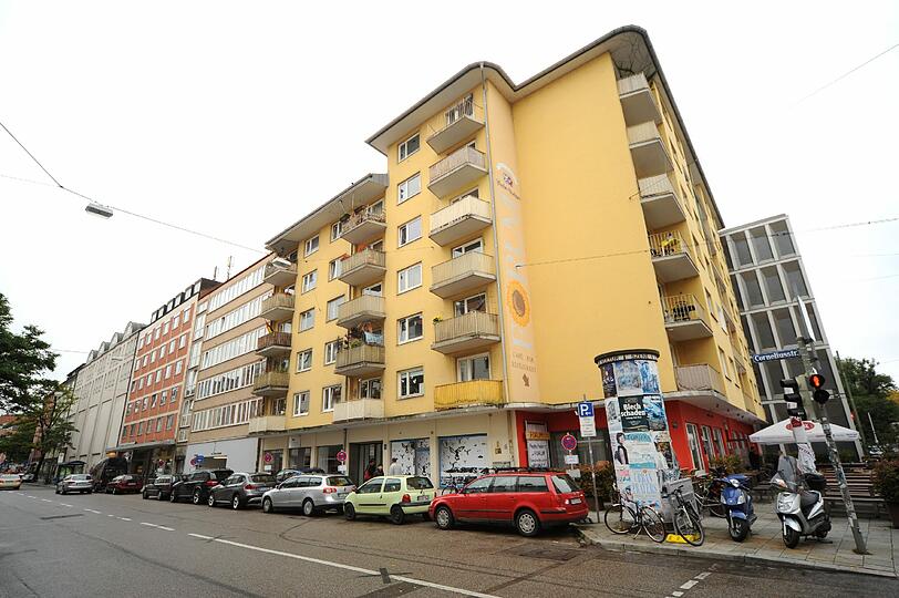 Der Tatort: Das Haus am Anfang der Corneliusstraße - unten am Eck ist das &bdquo;Café Forum&ldquo;.