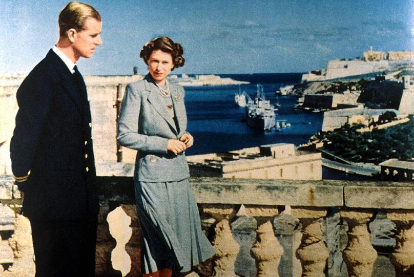 Nachdem er 1939 die Schule abschlossen hatte, fing Prinz Philip eine Ausbildung zum britischen Marineoffizier an und kämpfte im Zweiten Weltkrieg für die Briten. Bereits 1939 hatte er über seinen Onkel Louis Mountbatten die damalige Prinzessin Elizabeth kennengelernt und während des Kriegs eine Brieffreundschaft mit der zukünftigen Königin geführt. 1945 besuchte Elizabeth ihn in Malta.