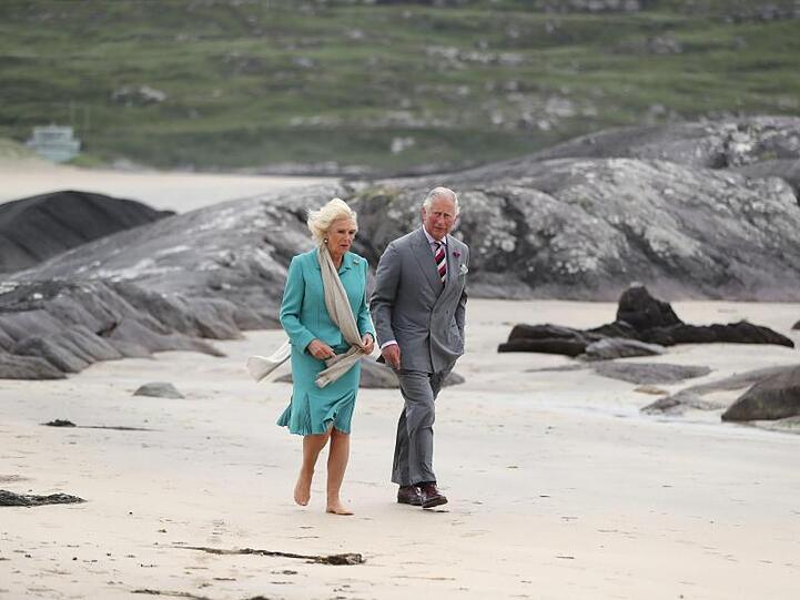 Während einer Irlandreise unternehmen Prinz Charles und Herzogin Camilla einen kleinen Strandausflug.