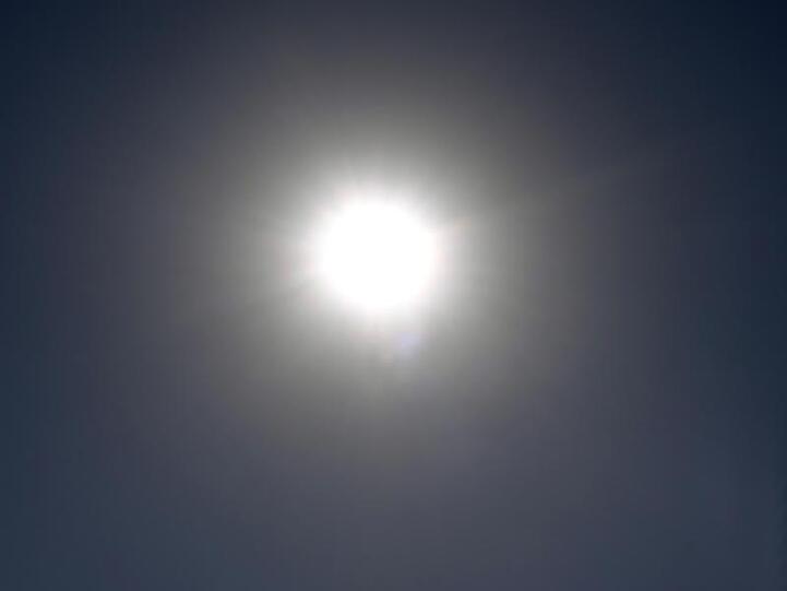 In einem geschlossenen Auto steigen die Temperatuen ohne Klimaanlage bei Sonnenschein in wenigen Minuten rapide an.