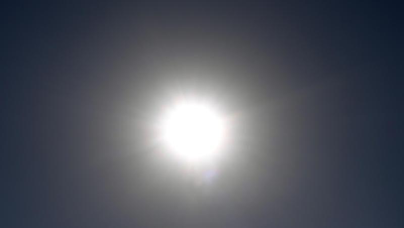 In einem geschlossenen Auto steigen die Temperatuen ohne Klimaanlage bei Sonnenschein in wenigen Minuten rapide an. In einem geschlossenen Auto steigen die Temperatuen ohne Klimaanlage bei Sonnenschein in wenigen Minuten rapide an.