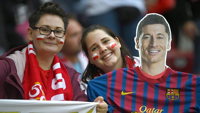 Diese Fans der polnischen Nationalmannschaft sehen Robert Lewandowski schon beim FC Barcelona.