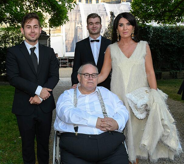 Reinhard Söll mit Lebensgefährtin Svetlana Panfilow und den beiden Söhnen