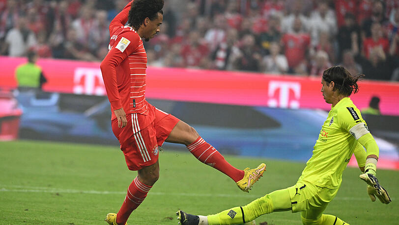 Auch Leroy Sané versucht vergeblich, Mönchengladbachs Torhüter Yann Sommer zu überwinden.