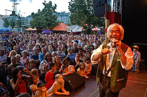 Das musikalische Highlight am Samstag Abend: Der &bdquo;jodelnde Japaner&ldquo; Takeo Ischi trat auf der Bühne im Südstadtpark auf.