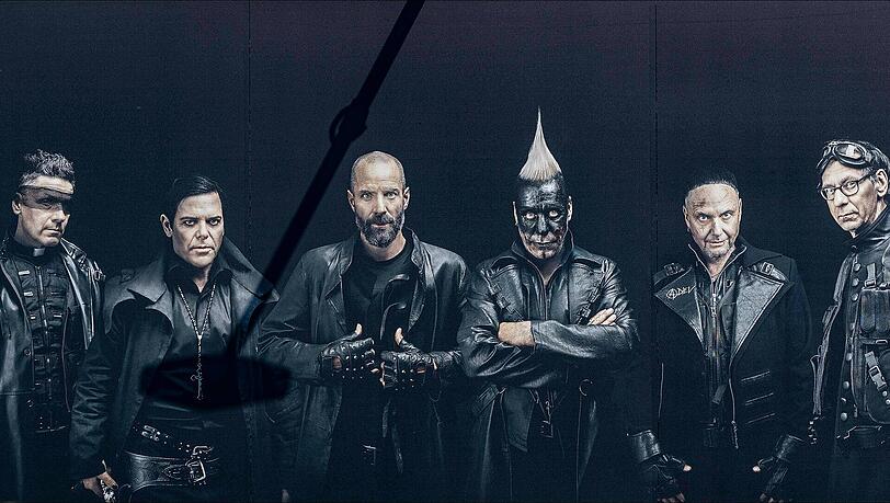 Ein Rammstein-Plakat am offiziellen Merchandise-Stand im Olympiapark. Ein Rammstein-Plakat am offiziellen Merchandise-Stand im Olympiapark.
