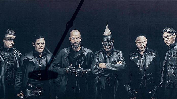 Band-Plakat mit den sechs Musikern der Rockband Rammstein.