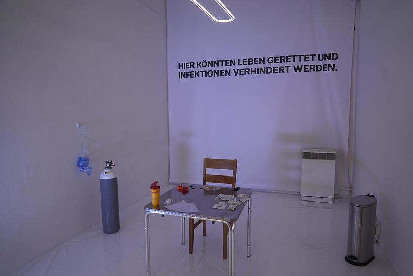 Die Installation "Drogenkonsumraum" ist in einer Galerie in der Fraunhoferstraße aufgebaut.