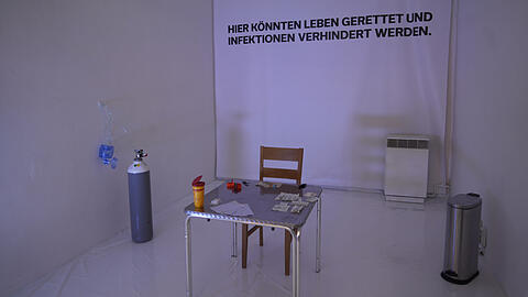 Die Installation "Drogenkonsumraum" ist in einer Galerie in der Fraunhoferstraße aufgebaut.