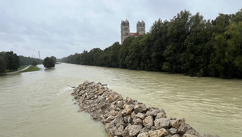Ein Bild vom Isar-Hochwasser im September 2024. Wie hoch kommt die Isar eineinhalb Jahre sp&auml;ter? Der Hochwassernachrichtendienst warnt, dass am heutigen 24.2.2026 Meldestufe 1 erreicht wird.