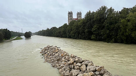 Ein Bild vom Isar-Hochwasser im September 2024. Wie hoch kommt die Isar eineinhalb Jahre sp&auml;ter? Der Hochwassernachrichtendienst warnt, dass am heutigen Dienstag Meldestufe 1 erreicht wird.