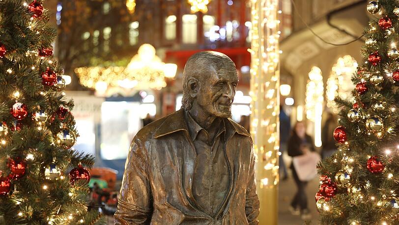 Der baustellenbedingt etwas Richtung Rindermarkt gewanderte Sigi Sommer steht nun inmitten üppiger Weihnachtsdekoration.