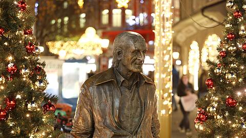 Der baustellenbedingt etwas Richtung Rindermarkt gewanderte Sigi Sommer steht nun inmitten üppiger Weihnachtsdekoration.