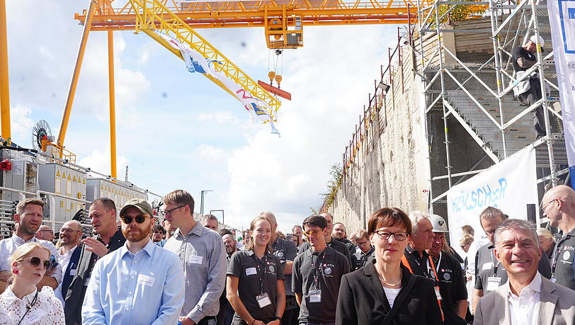 Viele Mitarbeiter und G&auml;ste waren zum Bohrstart eingeladen. Der Andrang war gro&szlig; am Donnerstagmittag.